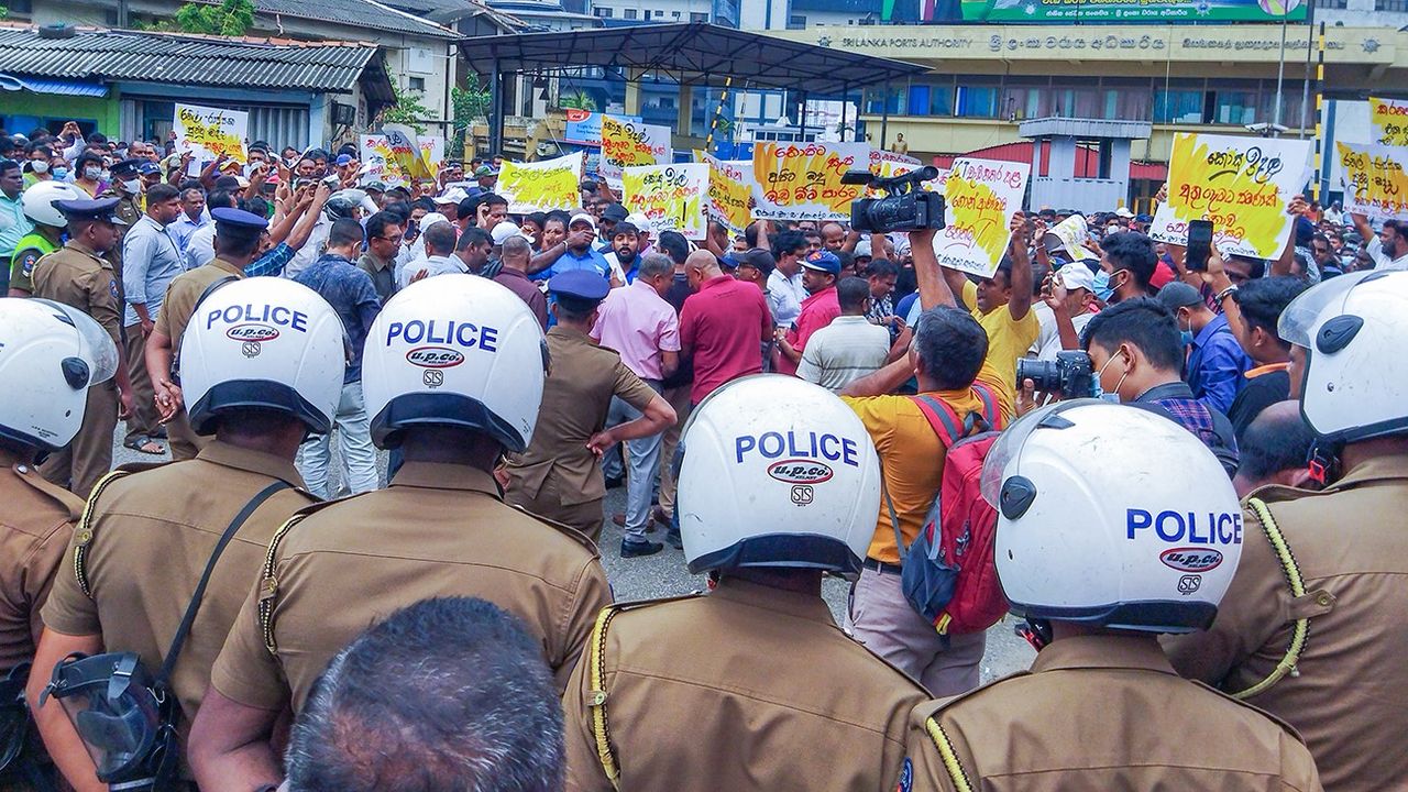 බදු පනත අහෝසි කරන්නැයි වරාය සේවකන්ගෙන් ආණ්ඩුවට දැවන්ත විරෝධයක්