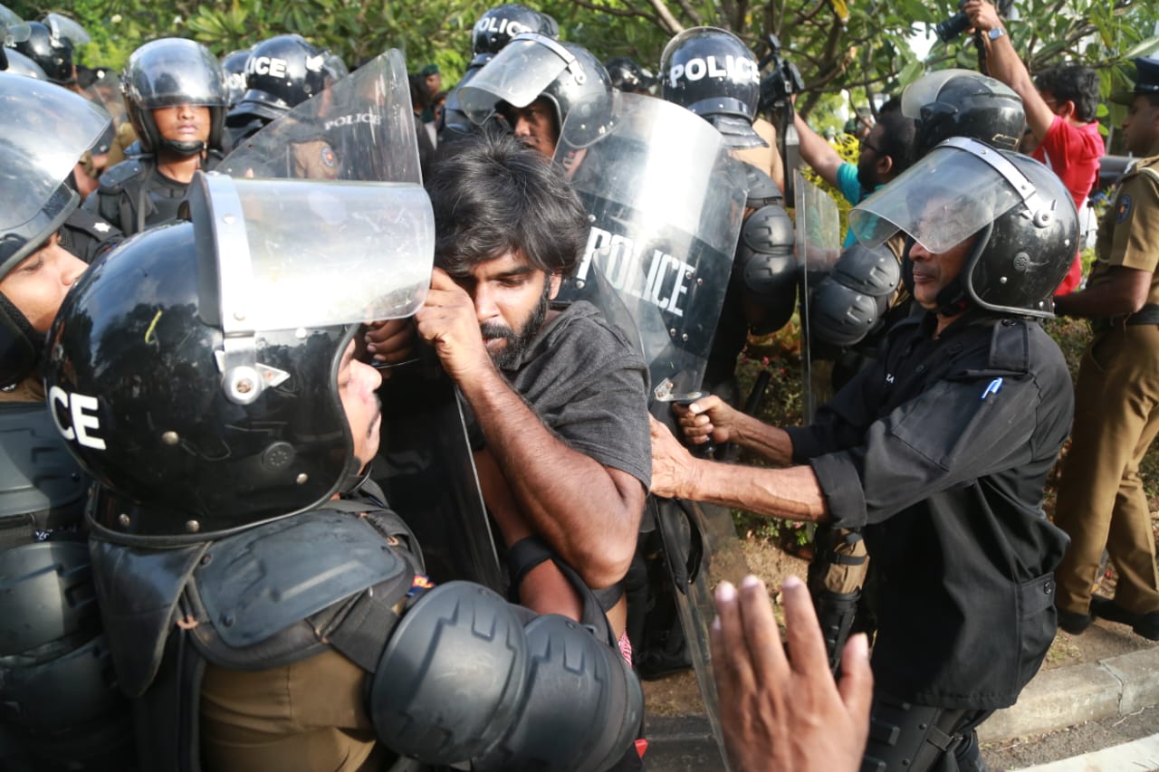 පොලිසීය සිංහල අන්තවාදීන් සමග 83 කළු ජුලි සැමරුම කඩාකප්පල් කරති