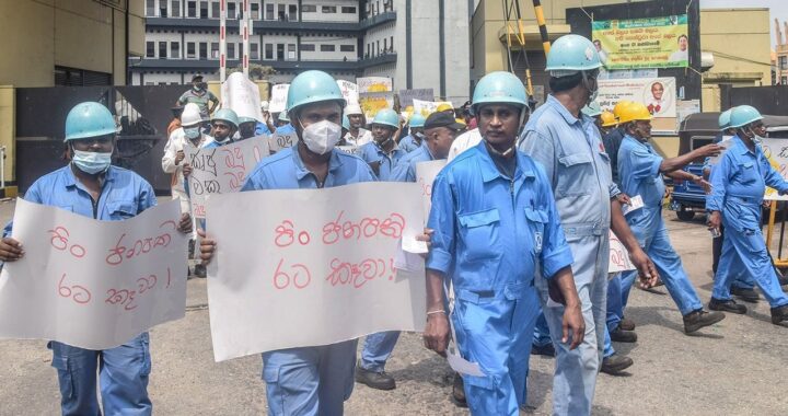 වරාය කම්කරුවෝ වැටුප් ඉහලදමා ගැනීමට සටන් වදිති