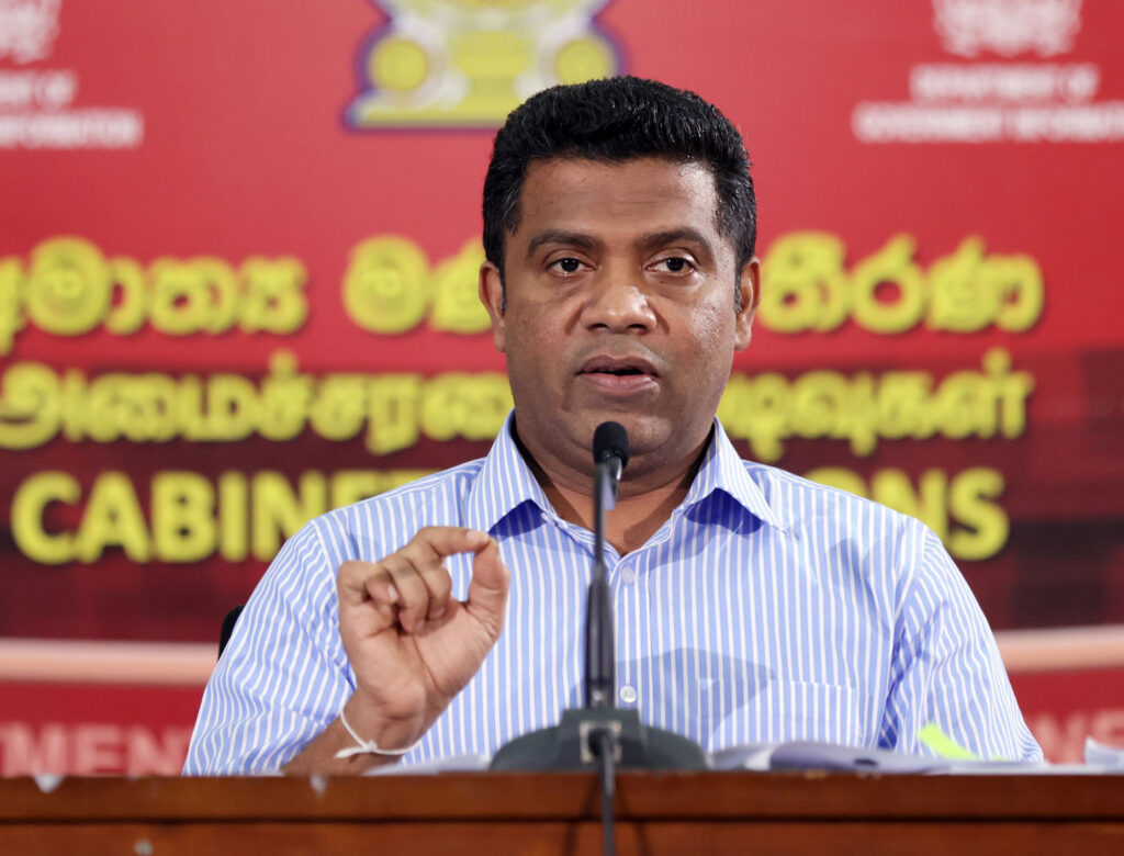 පොලිස්පති දේශබන්දු පමනක් නොව ඔබ දන්න නොදන්න අයත් පොලිසිය සොයමින් සිටින බව අමාත්‍ය නලින්ද ජයතිස්ස පවසයි